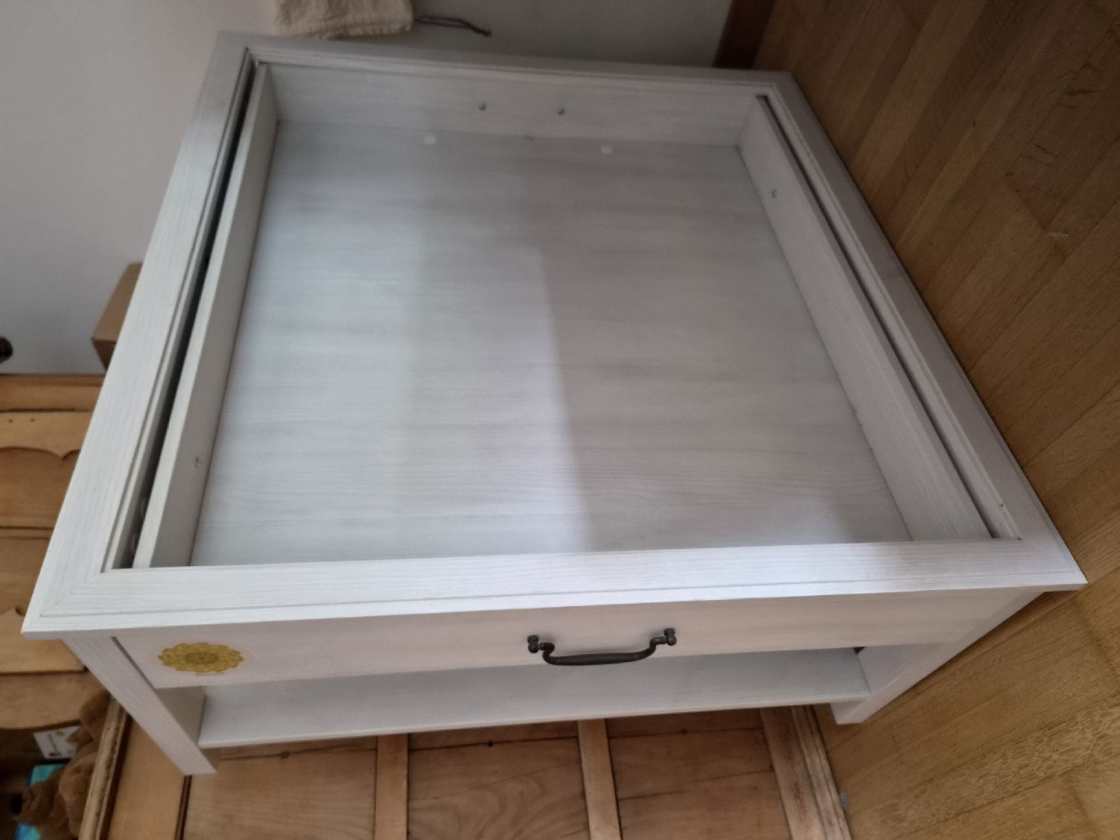 Tavoli: Wohnzimmer-Tisch mit Glasscheibe + Schublade – Usato da Chur venduto da claudia_c_chur 2