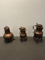 3 Antike Kupferkrüge/Milchkannen auf Ständer, Deko
