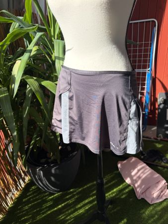 Sportrock Nike grau mit Innenshorts