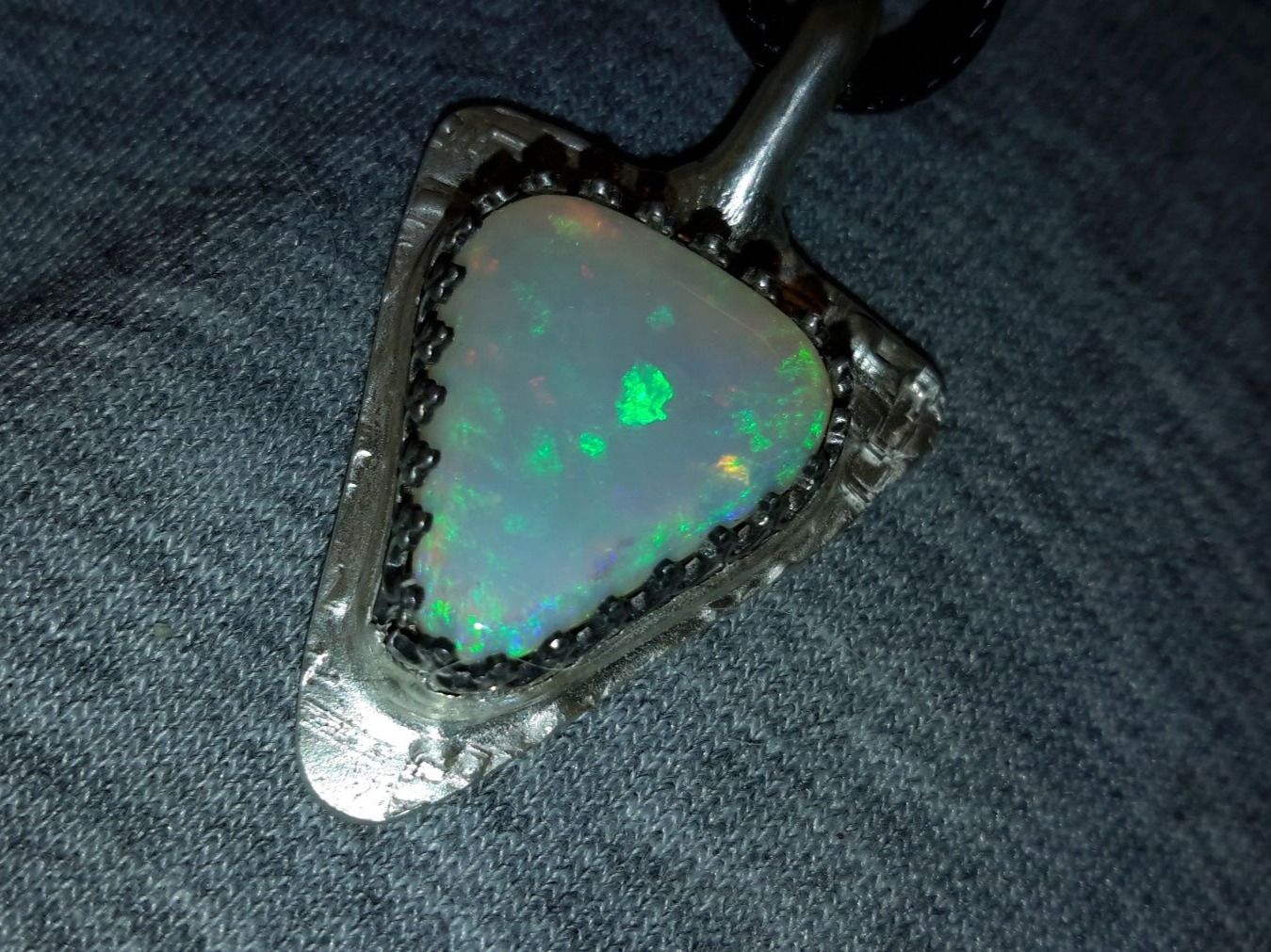 Ciondoli: Silberanhänger mit australischem Flashfire Kristall Opal – Nuovo e nell'imballaggio originale da Uerkheim venduto da Winwinner 7