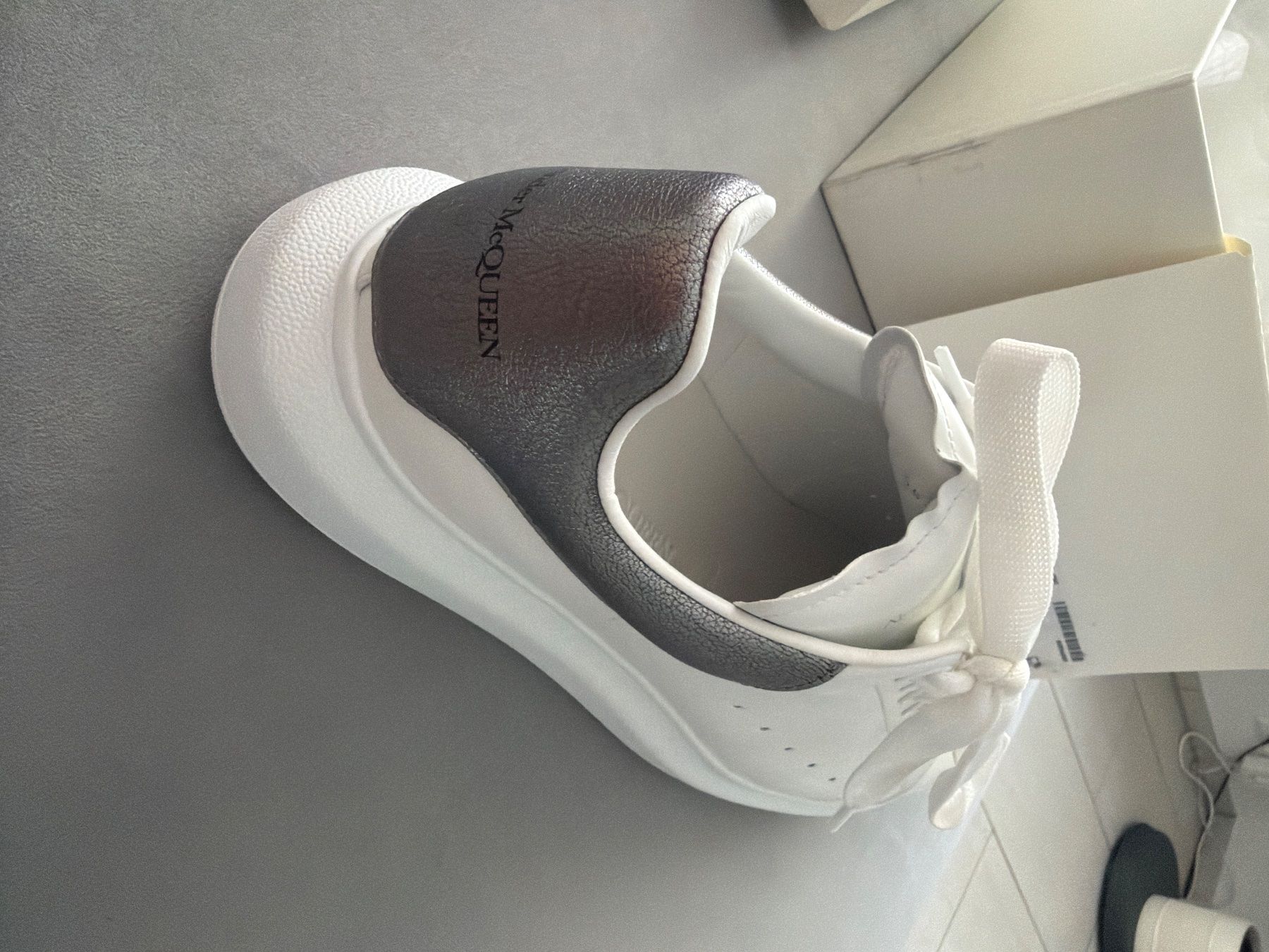 Alexander Mcqueen Scarpe da uomo: Neu Alexander McQueen Oversize Sneaker Weiss/Silber Metallic – Nuovo (secondo la descrizione) da Stetten AG venduto da Liz_2020 3