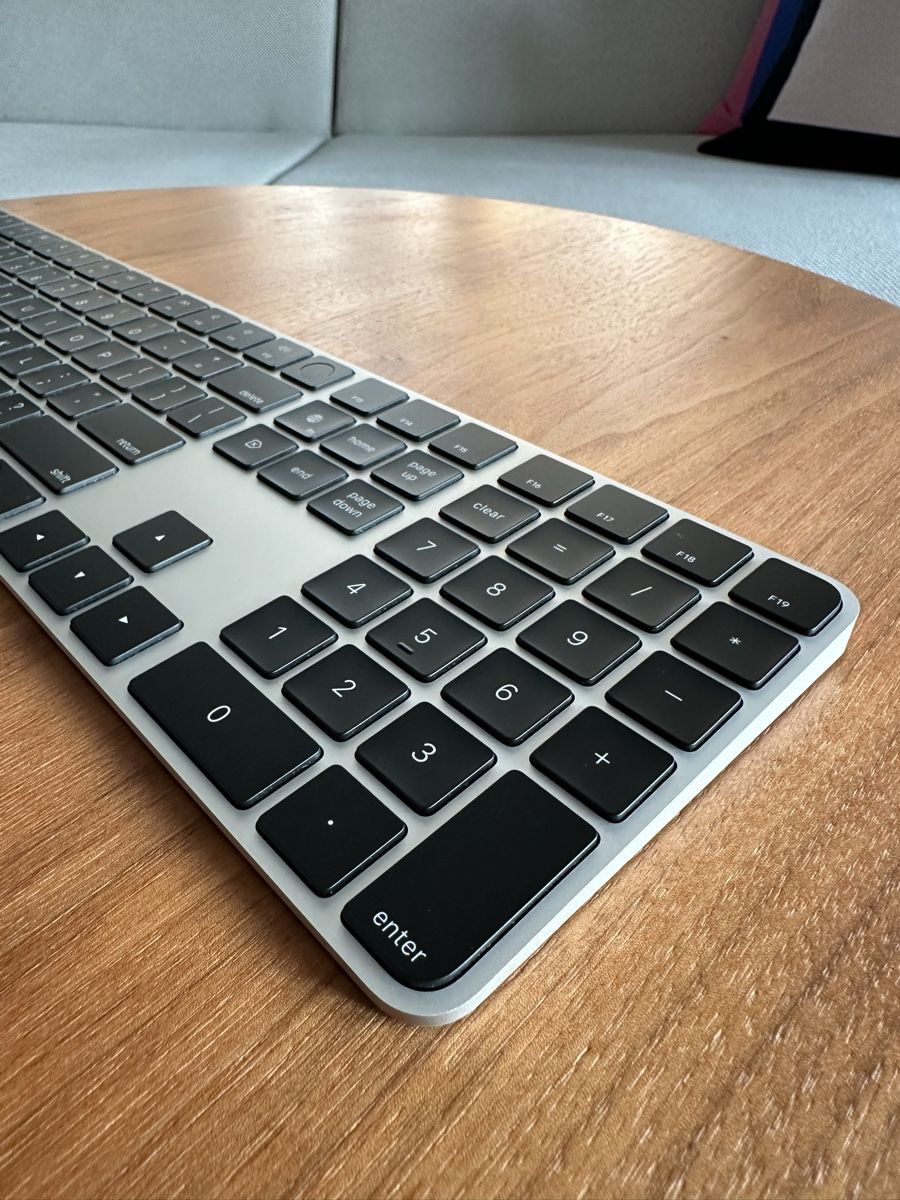 Apple Tastaturen: Apple Magic Keyboard Numbers + Touch ID - Neuwertig  – Gebraucht aus Zürich von AssuredSelection