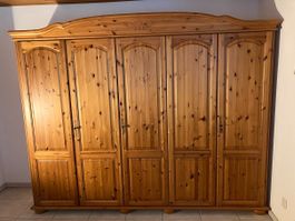 Grosser Schrank in sehr gutem Zustand