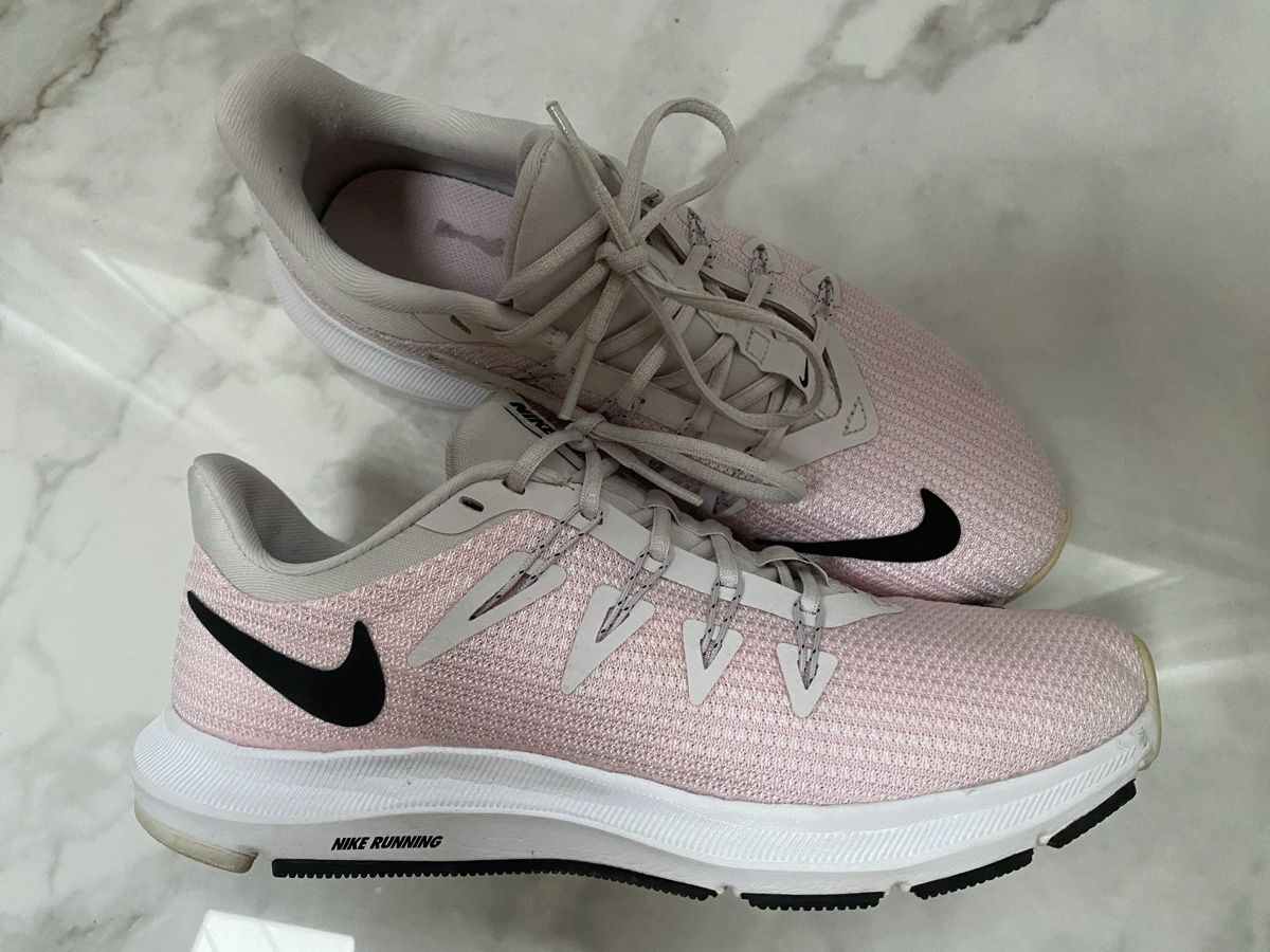 Nike Chaussures femmes: Damen Nike Running Schuhe Gr. 37.5 – D'occasion à Estavayer-le-Lac par Mimmy02