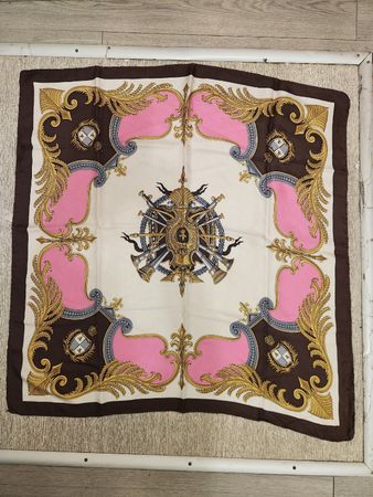 Foulard en soie motif floral