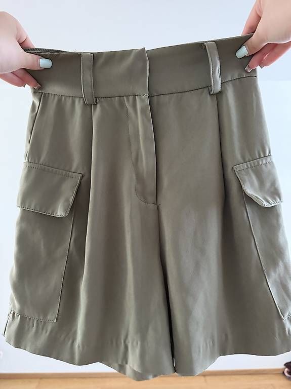Pantaloni: AMISU CARGO SHORTS GR. 34 – Usato da Niederhasli venduto da agn_28zq