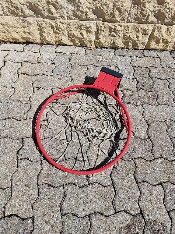 Canestri da basket: Panier de basket en acier – Usato da Corcelles-près-Concise venduto da Popa999 1
