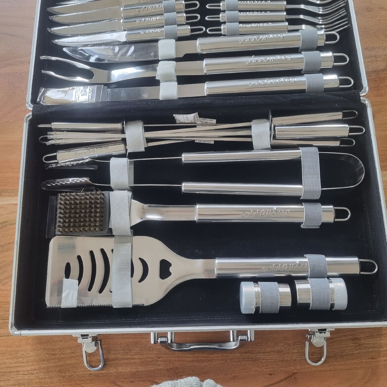 Set di posate: Grill Besteckkoffer Berg HOFF 32 Teilig – Nuovo (secondo la descrizione) da Zürich venduto da ret_7ppg 3