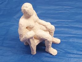 Tonskulptur Sitzende Frau signiert Vintage