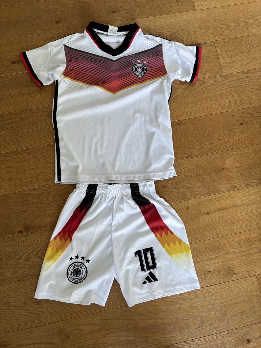Scarpe, pantaloni & magliette da ginnastica: Fussballtrikot Deutschland 152 – Usato da Adligenswil venduto da ZGB
