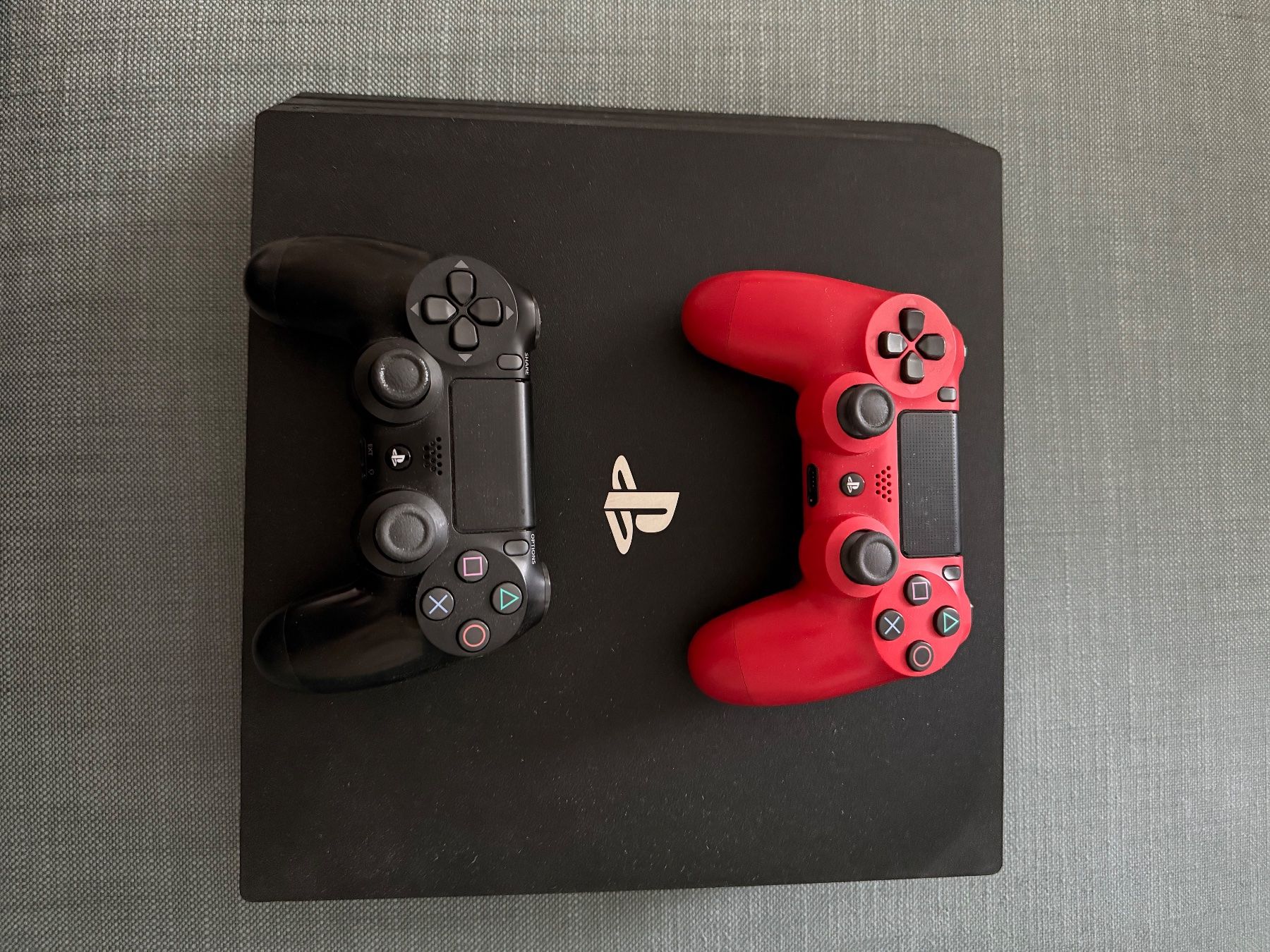 Sony Consoles: PS4 Pro + zwei Controller – D'occasion à St. Gallen par dr__h5j6 1