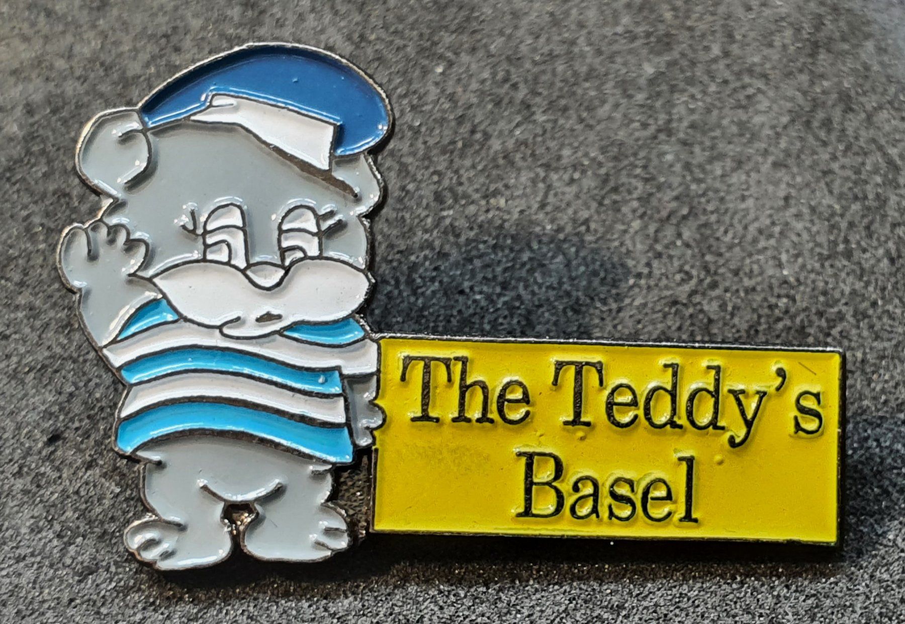 Spielzeuge: U189 - Pin Bär The Teddy's Basel Teddybär – Gebraucht aus Reinach BL von Boston-Verkauf 1