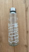 Trendige Glasflasche mit Finanz-Motiven - Neuwertig!