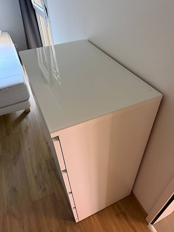 Cassettiere: Commode Malm IKEA 4 tiroirs avec plateau en verre – Usato da Lausanne venduto da yduchech 2