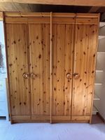 Kleiderschrank aus Holz mit 4 Türen