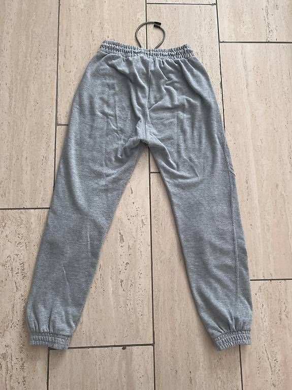 Pantalons: Trainerhosen grau – D'occasion à Berikon par Alice_z 1