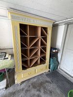 Alter umgebauter Schrank zum Weinschrabk