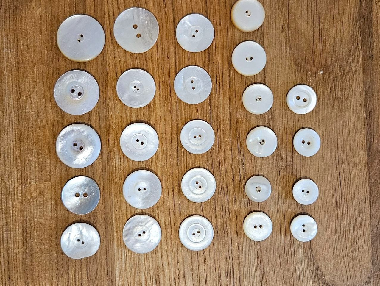 Bottoni: 25 boutons anciens en nacre – Usato da Carouge GE venduto da Lea000