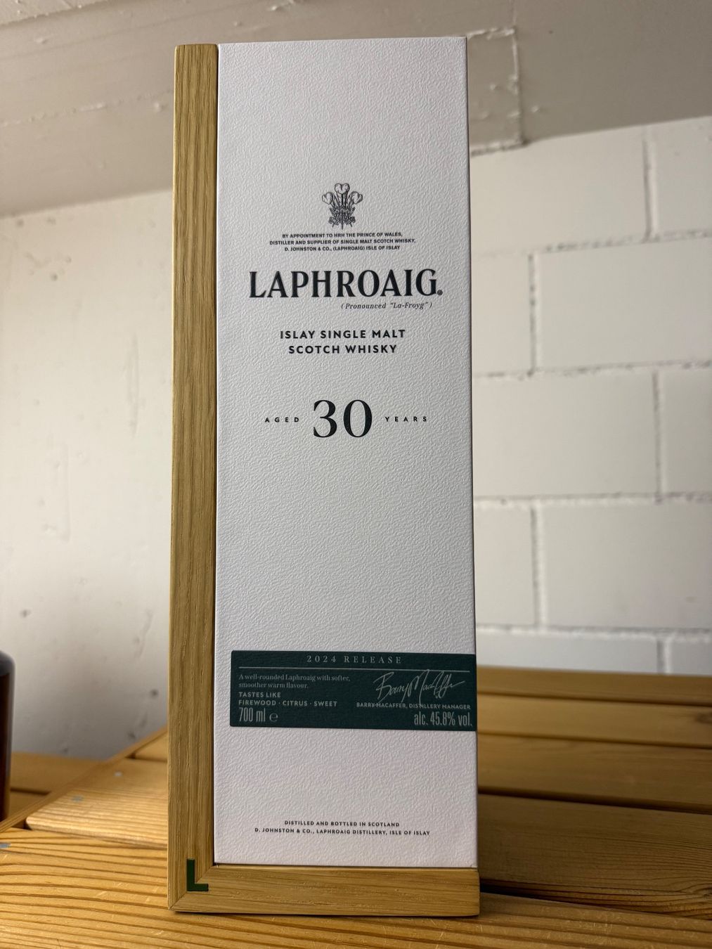 Laphroaig Bevande alcoliche: Laphroaig 30 Jahre 2024 – Nuovo e nell'imballaggio originale da Wiesendangen venduto da whiskyandwine