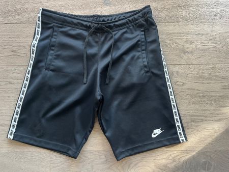 Nike Sportshorts, Schwarz mit Logostreifen - Top Zustand!
