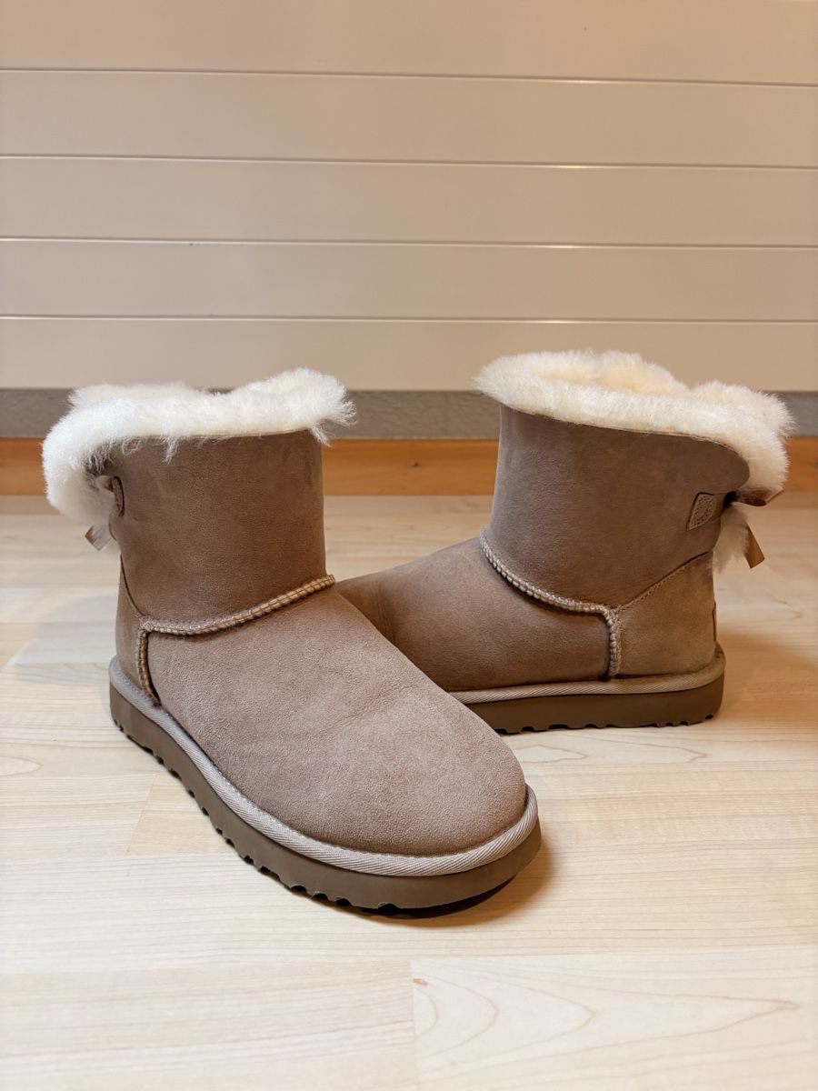 Ugg Damenschuhe: UGG Boots Mini Bailey Bow – Neu (gemäss Beschreibung) aus Wiesendangen von lui_9cfx 2