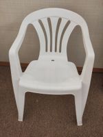 2 Gartenstühle Kunststoff weiss gebrauchter Zustand