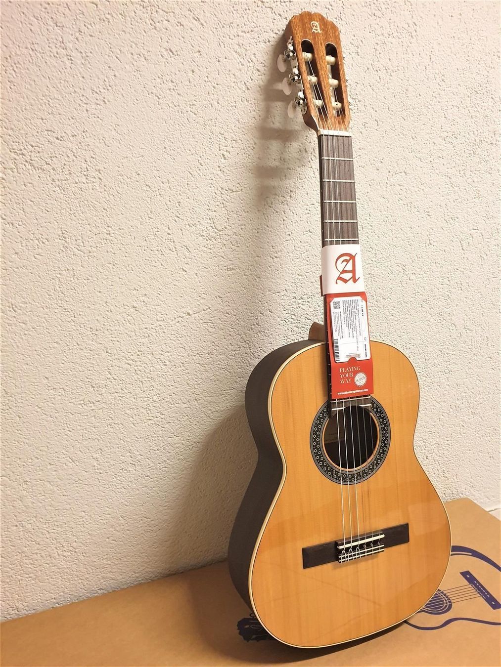 Alhambra Musikinstrumente: Kindergitarre Alhambra (1/2-tel Grösse) – Neu und originalverpackt aus Wöschnau von Musikhaus-Luethy5012 4