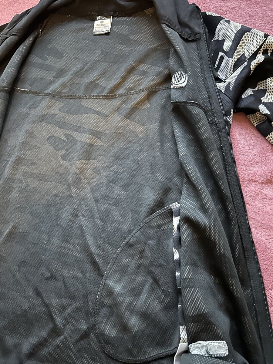 Nike Jacken: Nike Sweatjacke (Camouflage) – Neu (gemäss Beschreibung) aus Basel von Aysan9 3