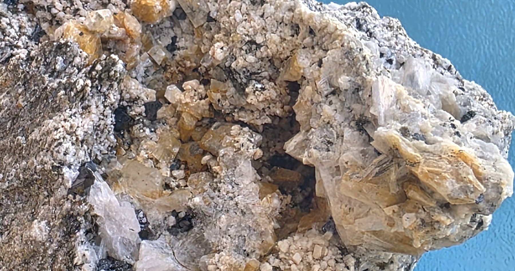Minerali & Pietre curative: Mineralien in der Zerrkluft. Magnetit, Periklin, Albit – Usato da Glis venduto da nbu_65ys 1