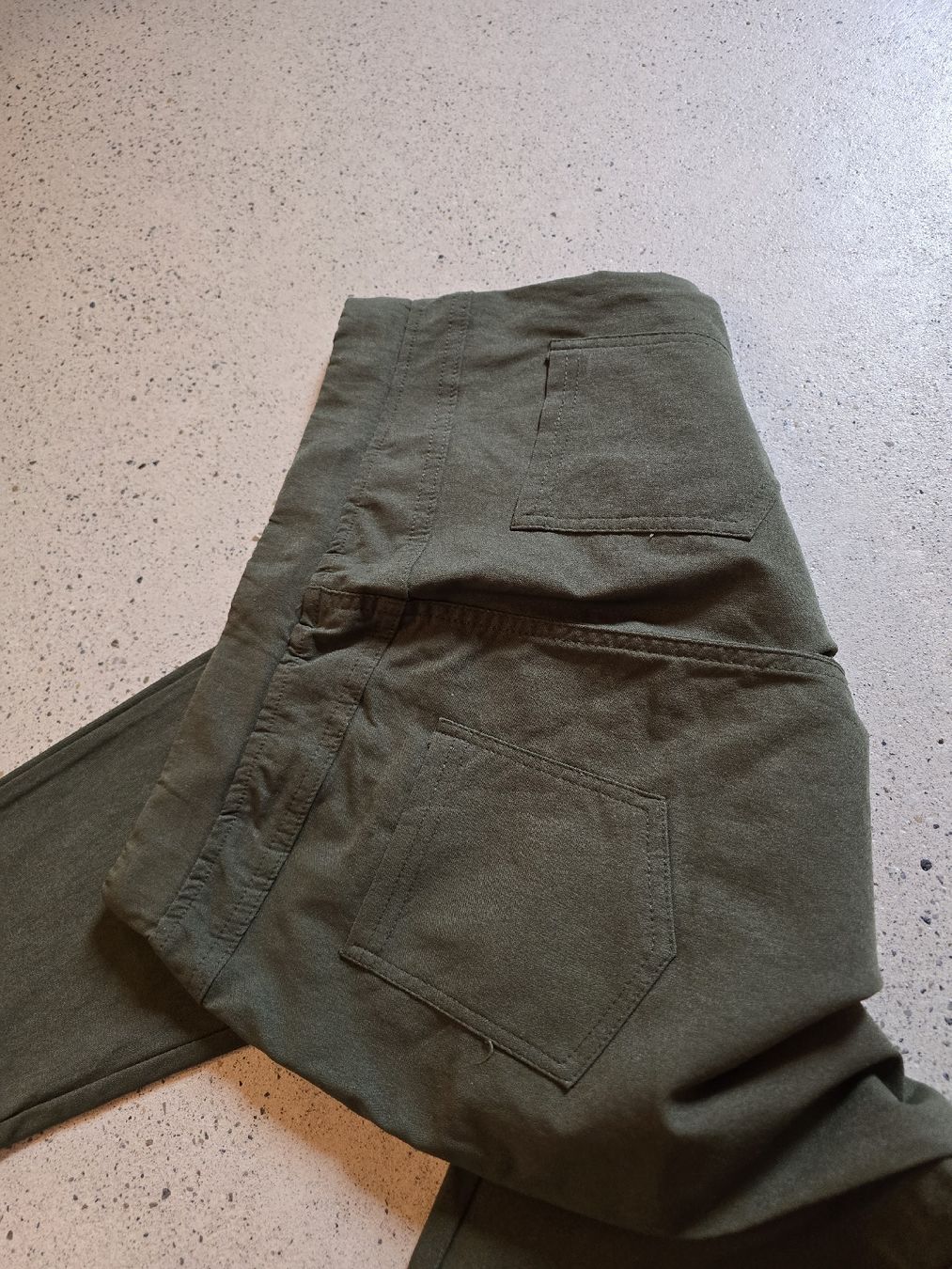 Pantalons: Hosen dunkelgrün Grösse M Polyester Elastan – D'occasion à Niederneunforn par slowdown03 1