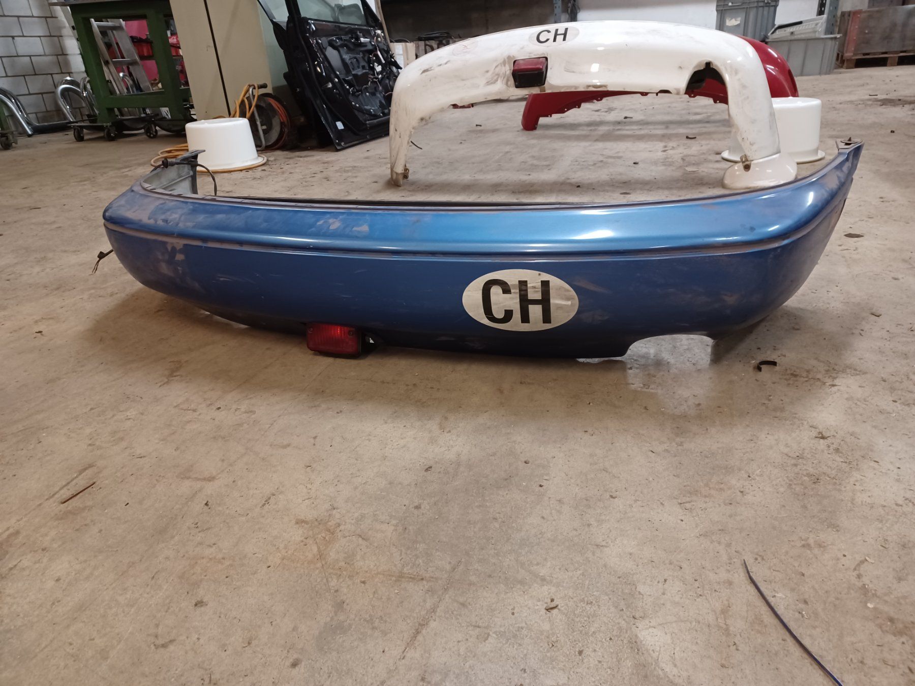 Tutti pezzi di ricambio auto: Blauer Stossfänger hinten MX5 – Usato da Oberhelfenschwil venduto da Whoopie1974