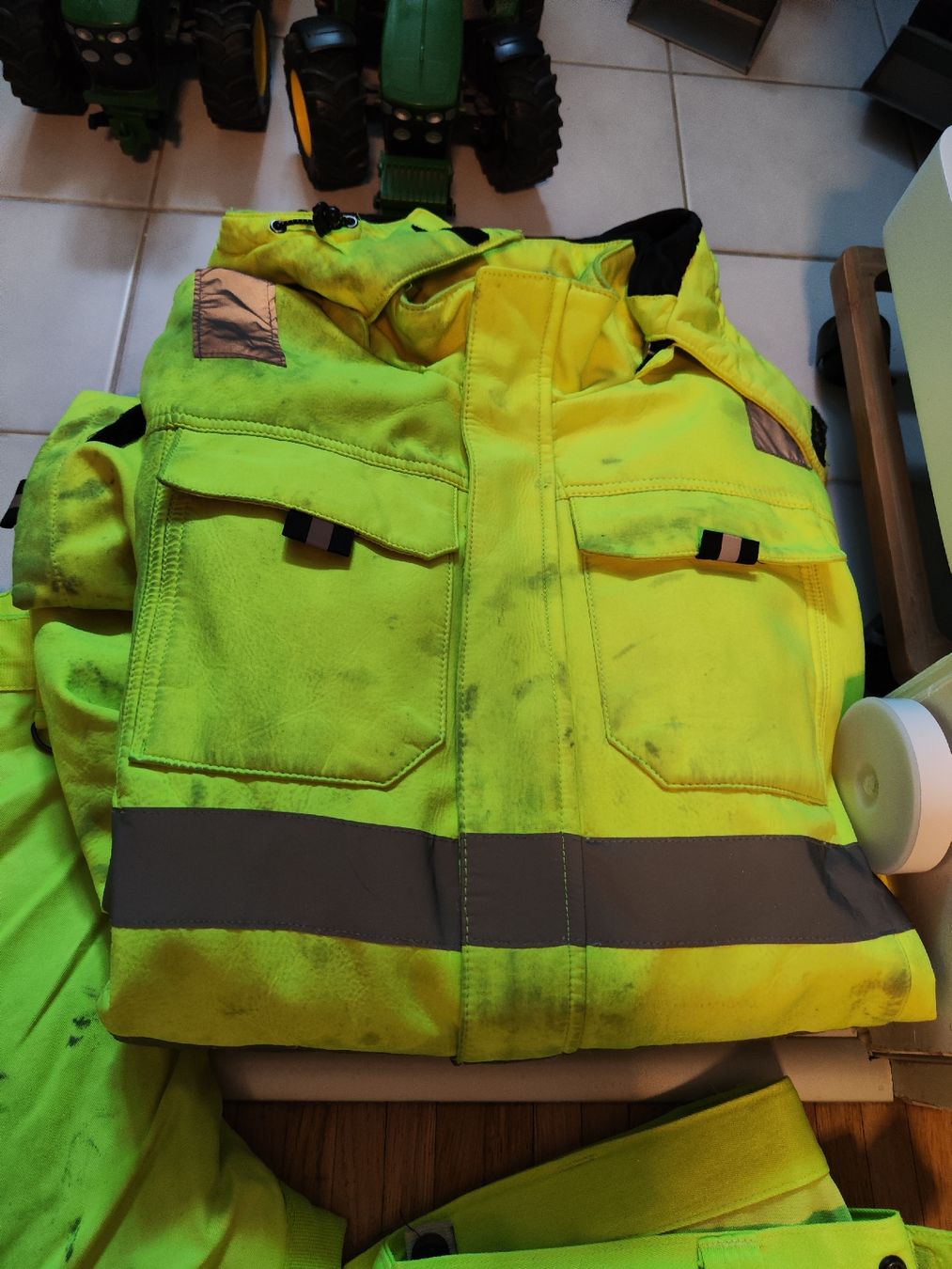 Kleiderpakete: lot vêtements sécurité 54/56 utilisés – Gebraucht aus Arconciel von Tilea08 4