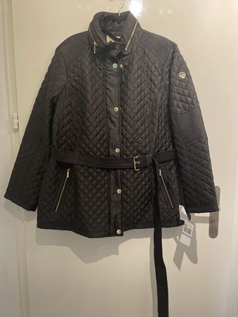 Michael Kors neue Jacket mit Kapuze und Etikett