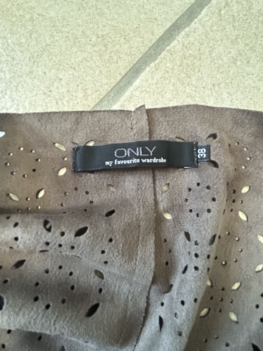 Only Giacche: ONLY Damen Jacke Grösse 38 braun Lochmuster – Usato da Röschenz venduto da c_k_wj8r 2