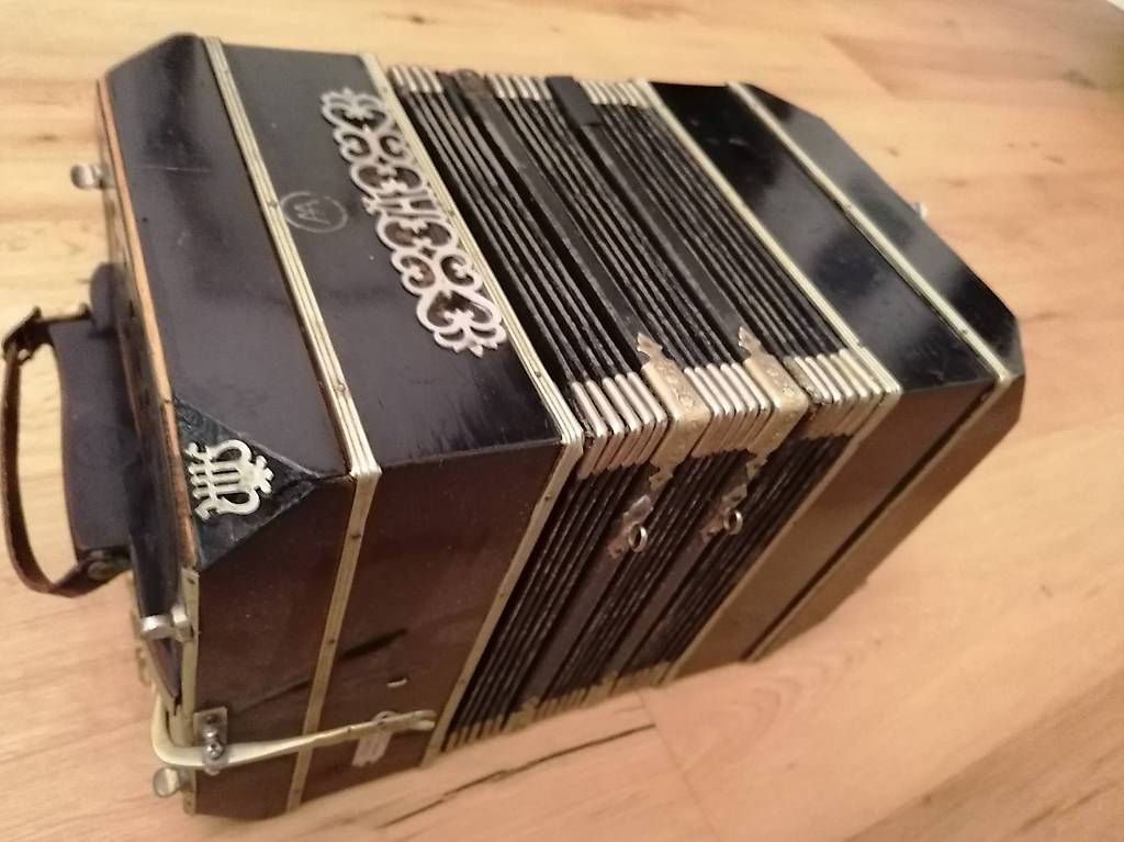 Strumenti musicali: Bandoneon Arnold AA, Peguri System – Usato da Volketswil venduto da Poornapoleon
