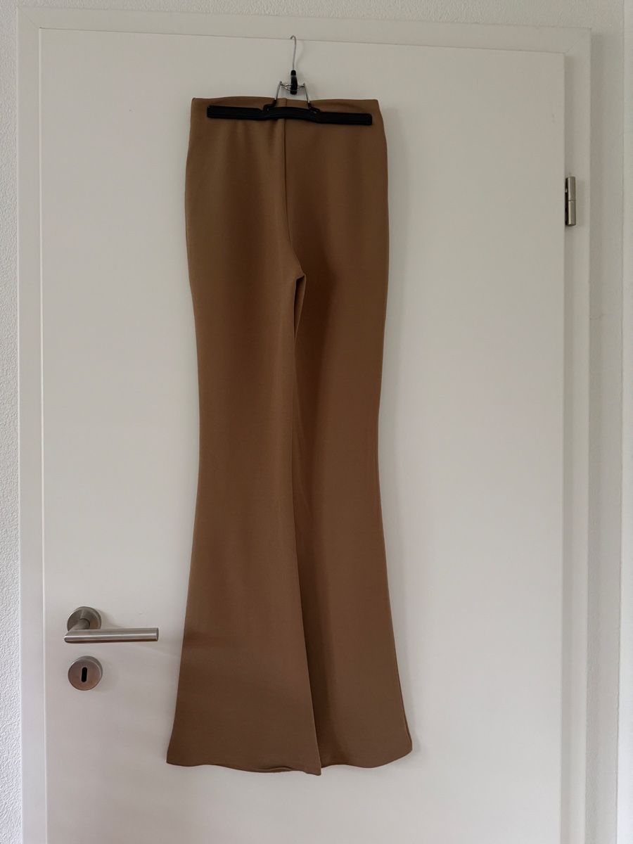 H&M Pantaloni: Braune Stoff-Schlaghose – Usato da Villigen venduto da Liviaange 1