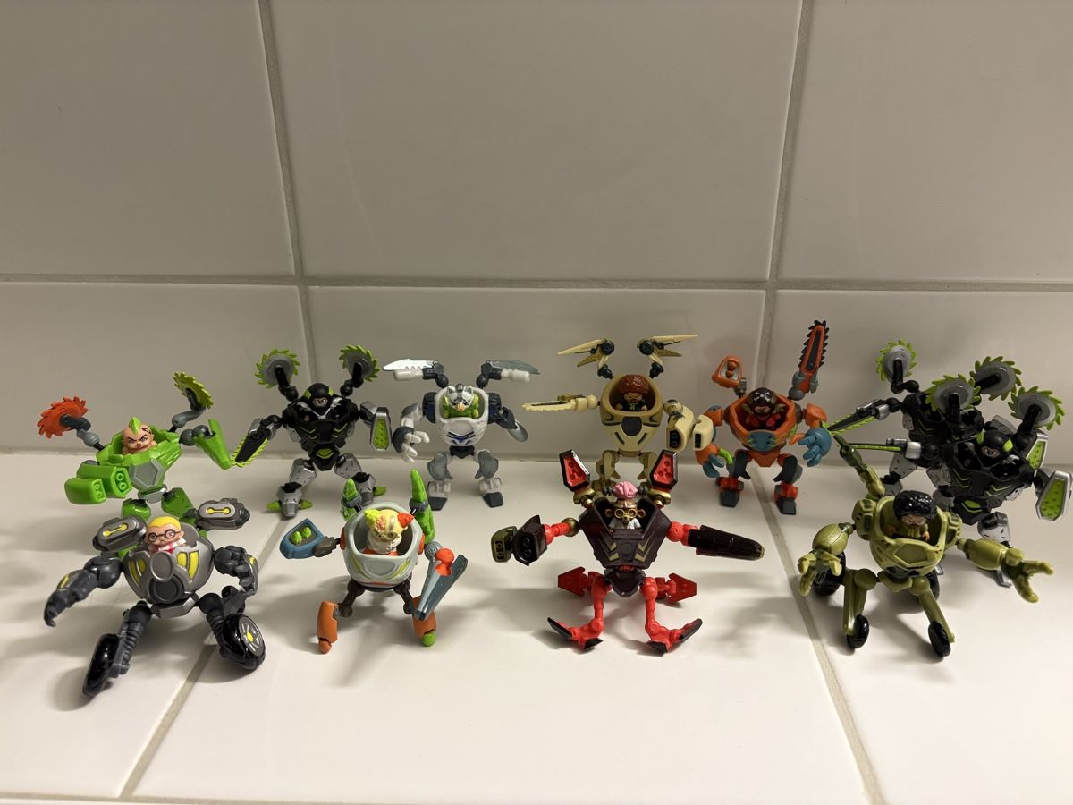 Spielzeuge: Lot de figurines robots – Gebraucht aus Martigny von jcj_j2fb