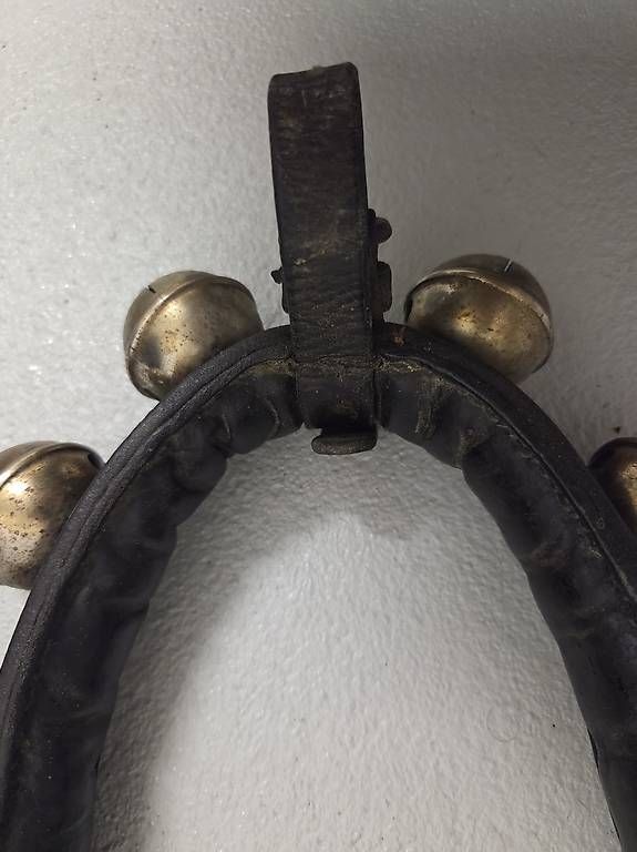 Cloches & sonnailles: Alter Schellengurt/Pferdegeschell mit 20 Glocken – D'occasion à Rüfenacht BE par Biancaro 4