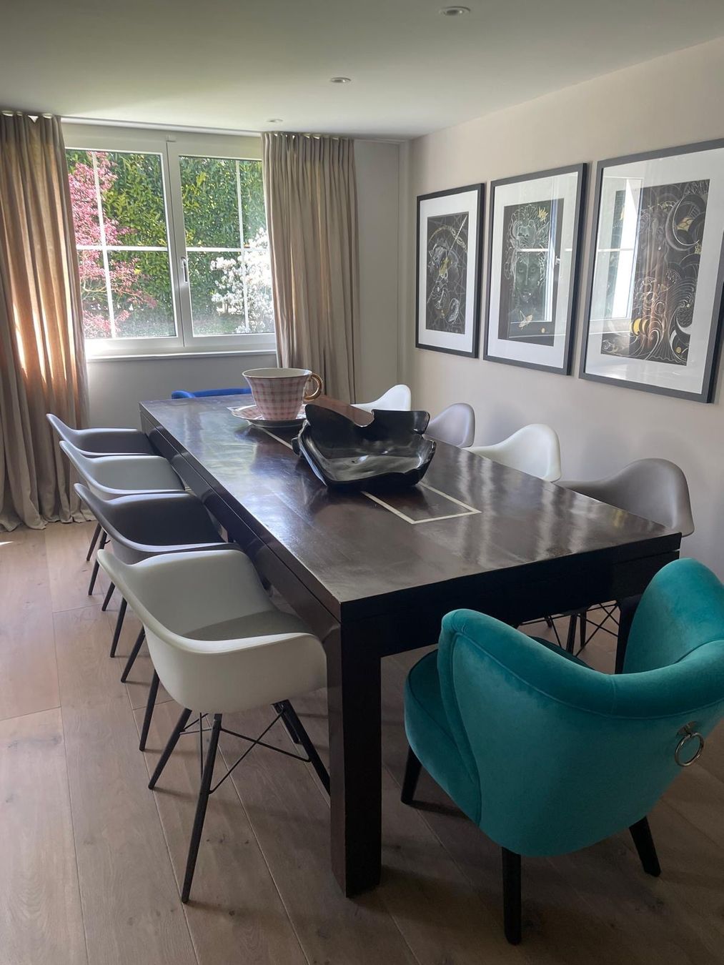 Set di tavolo e panche: Marokkanischer Nussbaum-Esstisch mit 8 Eames Vitra Stühlen – Usato da Erlenbach ZH venduto da sim_llj5 4