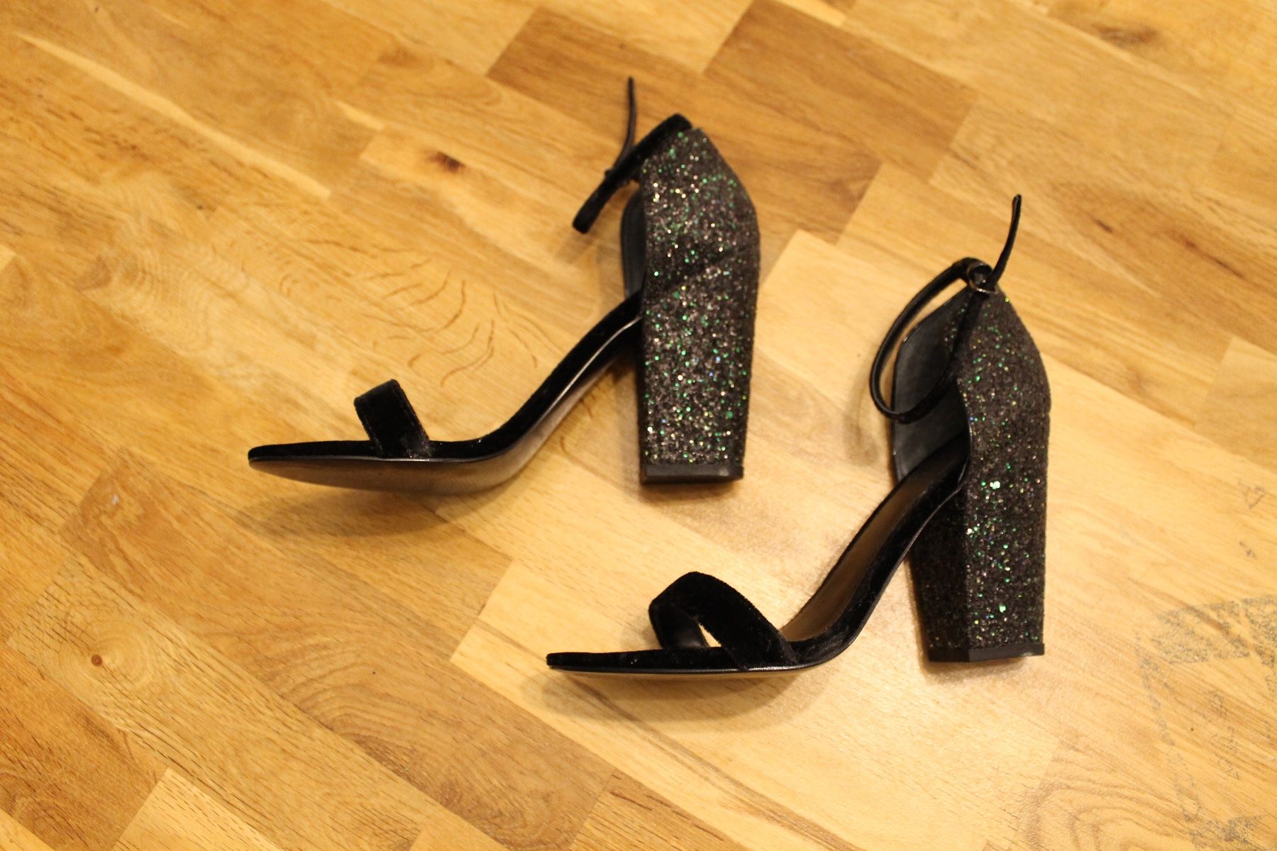 Guess Scarpe da donna: Sandales à talons, neuves, esprit soirée – Usato da Renens VD venduto da rou_k7m5 2