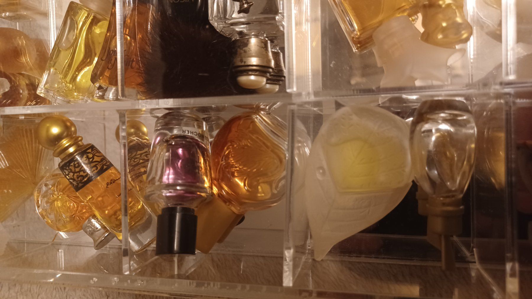 Profumi & Eau de Toilette: Parfum Miniaturen Sammlung im Acryl Display gebraucht – Usato da Winznau venduto da FlorianV 8