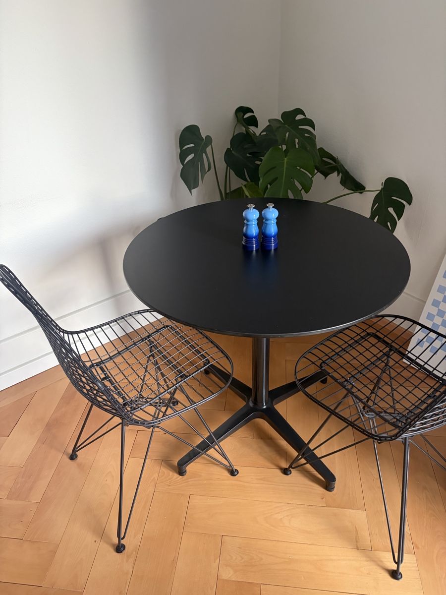 Set di tavolo e panche: Vitra Bistrotisch und Stühle – Nuovo (secondo la descrizione) da Zürich venduto da sab_7x2d