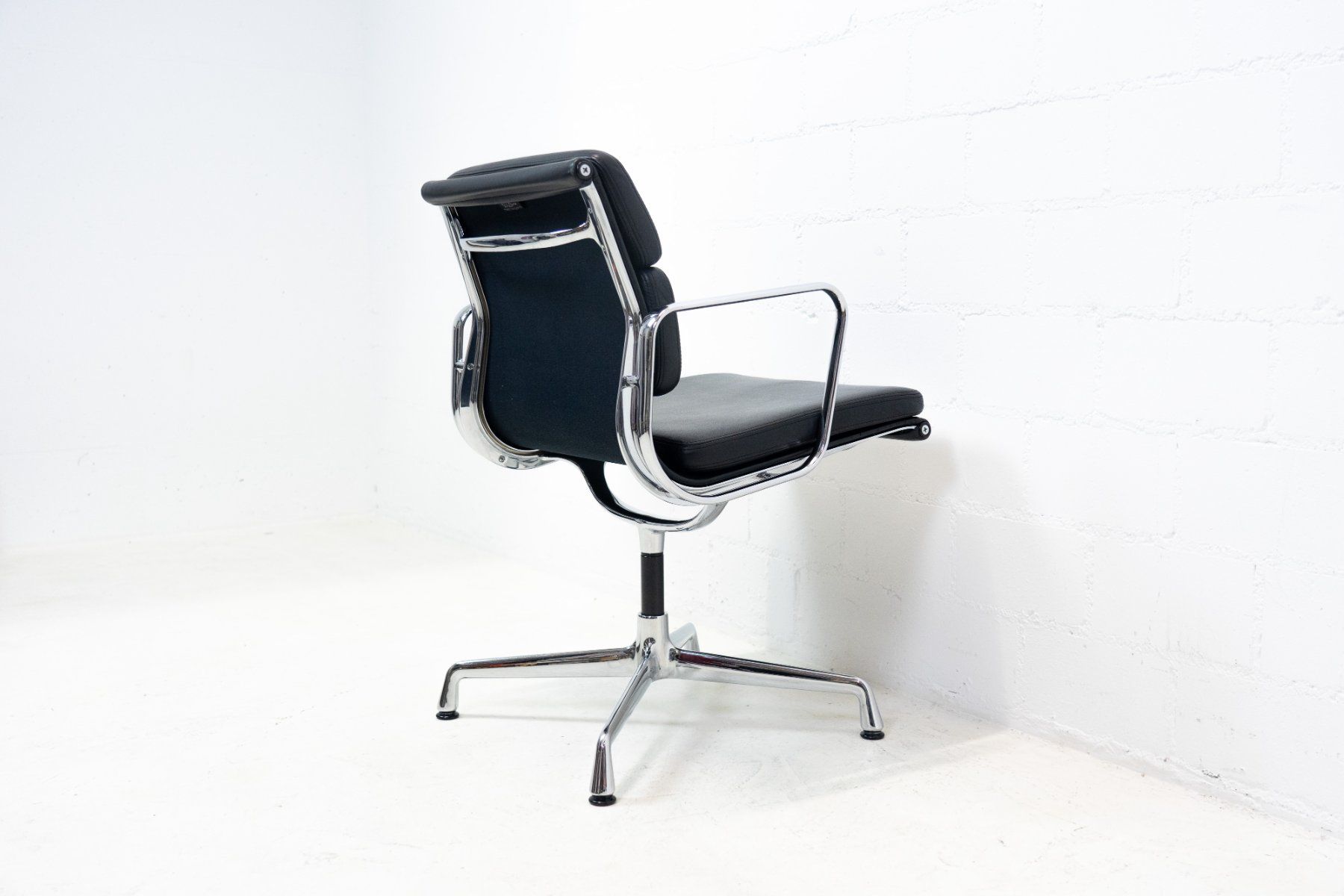 Vitra Sedie: Vitra Eames Aluminium Chair EA 208 Leder Nr. 3 – Usato da Schaffhausen venduto da Studio-Ara 9