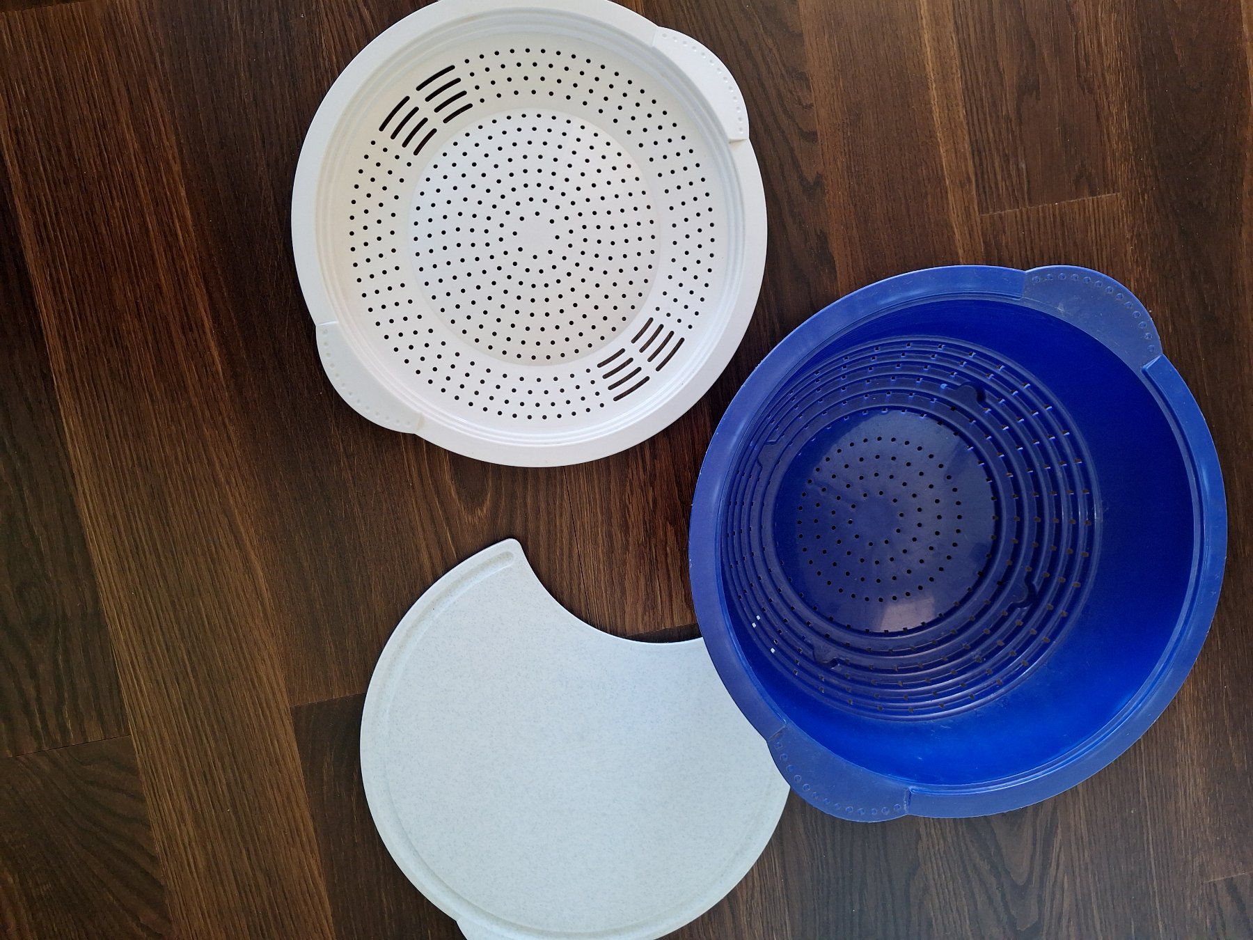 Tupperware Contenitori & Simili: Grosses Sieb mit Schneidbrett/Tupperware – Usato da Wattwil venduto da Siedlergreen 2