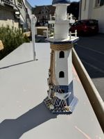 Dekorativer Leuchtturm mit Muscheln und Möwe