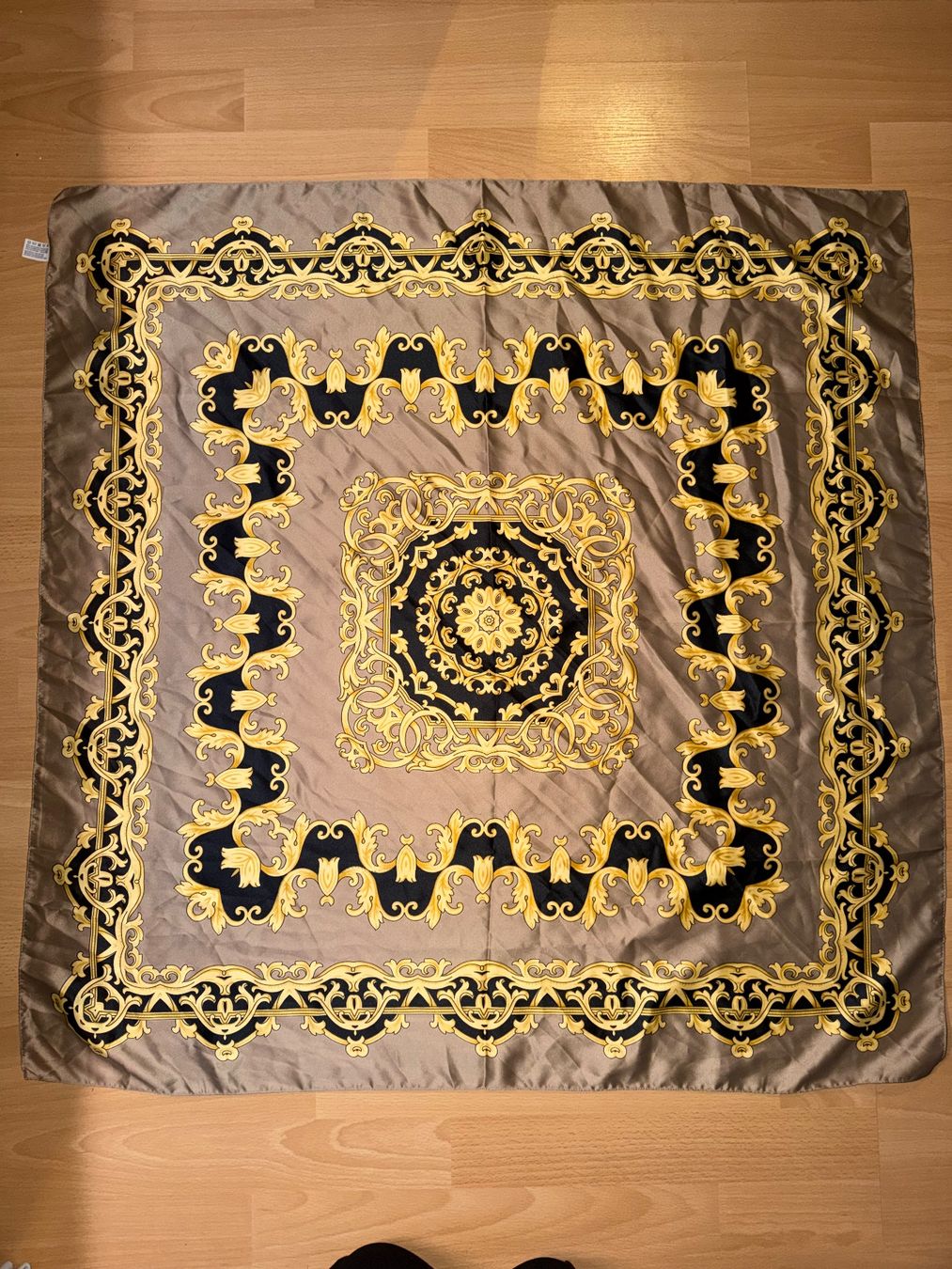 Foulard & Sciarpe: Schöner gemusterter Schal, made in Italy – Usato da Grosswangen venduto da shoes.bags.and.co 1