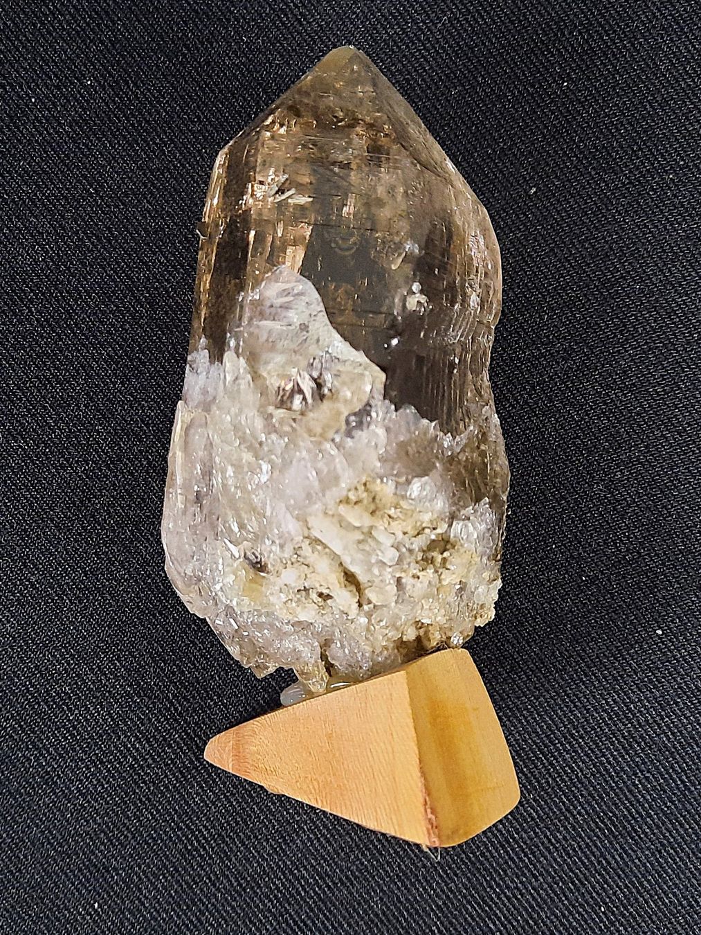 Mineralien & Heilsteine: Rauchquarz mit Holzsockel – Gebraucht aus Beinwil am See von Restwert_Beinwil 2