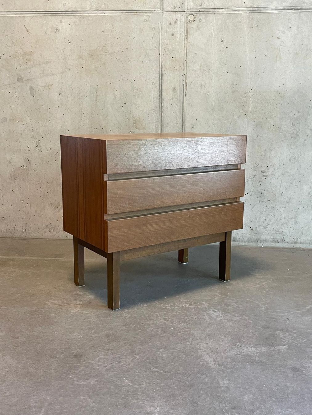 Nachttische: Nachttisch mit 3 Schüben, ähnlich Victoria – Gebraucht aus Zürich von starch.studio 8