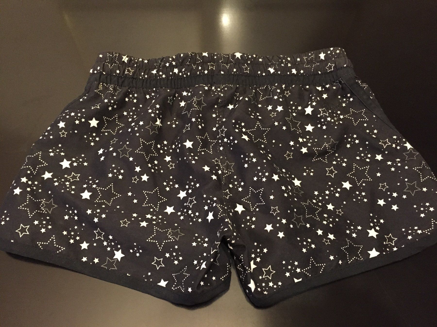 Pantaloni: Mädchen Shorts mit Sternenmuster, Gr. 152 – Nuovo (secondo la descrizione) da Dietikon venduto da Klopfer05 1