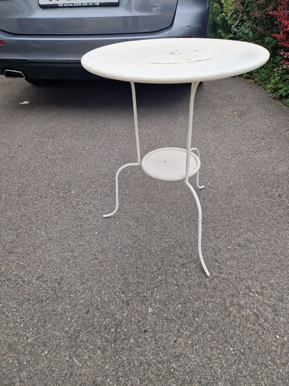Tavoli: Gartentisch Weiss Metall 50cm rund. Blechtischli herzig – Usato da Mörigen venduto da Clio111 2